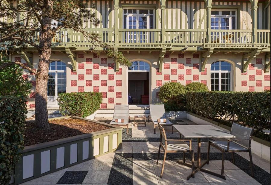 Hotel Barriere Le Normandy Довил Екстериор снимка